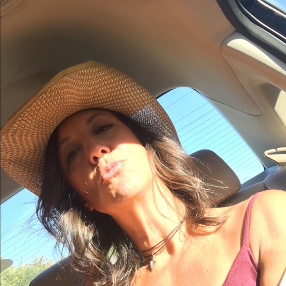 Meet your Posher, Michelle - Picture 1 of 2